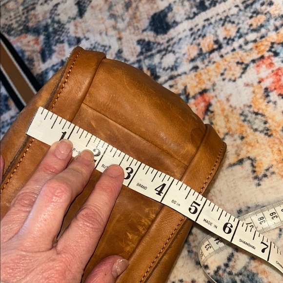 Luxurious Tan Leather Crossbody Bag - Picture 14 of 14